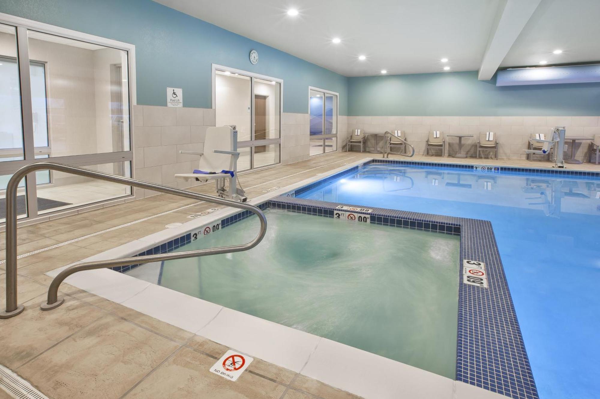 Holiday Inn Express & Suites - Parkersburg East By Ihg Eksteriør bilde